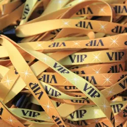 CombiCraft Einlassbänder aus Stoff (Textilbändchen) VIP in Gold - 500 Stück