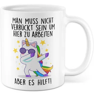 Tasse Büro Geschenk, Man muss nicht verrückt sein um hier zu arbeiten - Aber es hilft Geschenkidee Kollegen Kaffeetasse mit Spruch lustig Kaffee-Becher Willkommen Kollegin Arbeit (Weiß)
