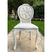Casa Padrino Luxus Barock Esszimmer Stuhl Creme / Weiß - Handgefertigter Barockstil Stuhl mit edlem Kunstleder - Esszimmer Möbel im Barockstil - Barock Möbel - Barock Einrichtung