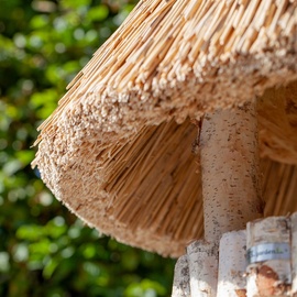 Voss.garden Vogelvilla XL Föhr mit Reetdach, Naturbelassene Birke 54cm große Futterplatte, Vogelfutterstation Futterhaus Vogelhaus Vogelhäuschen