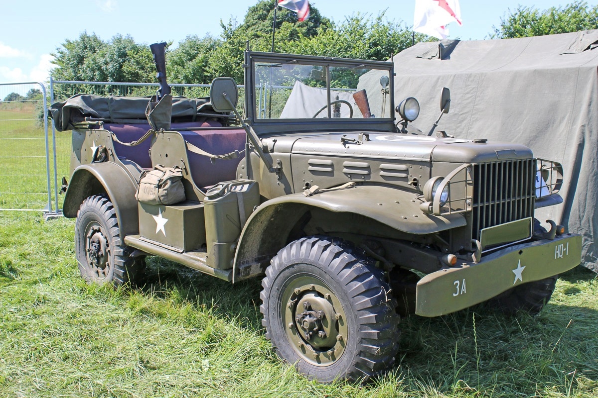 PAPERMOON Fototapete "Vintage Militär Jeep" Tapeten Gr. B/L: 4,00 m x 2,60 m, Bahnen: 8 St., bunt Fototapeten