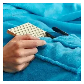 Lumaland Kuscheldecke - 170 x 200 cm - 50 cm Fußtasche - Sofadecke & Tagesdecke - Himmelblau