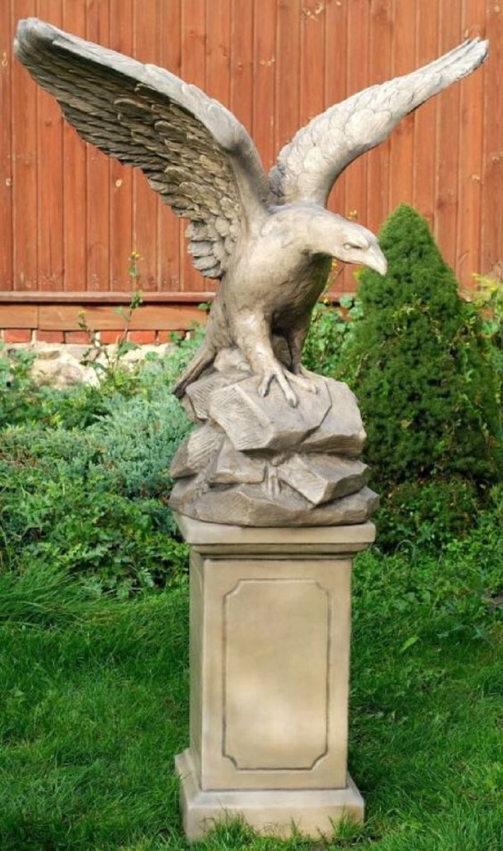 Casa Padrino Gartendeko Skulptur Weißkopfseeadler Grau 110 x 56 x H. 108 cm - Garten Terrassen Deko Accessoires