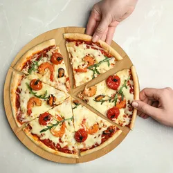 Relaxdays Pizzabrett Bambus 2er Set, runde Pizzateller 33 cm Ø, inkl. Backpapier, Pizza Schneidebrett mit Rillen, natur