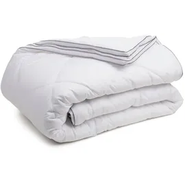 Gözze Microfaserbettdecke GÖZZE "Silberkante Bettdecke 135x200 & 155x220 cm", weiß, B:135cm L:200cm, Bezug: 100% Polyester. Füllung: 100% Polyester, Bettdecken, Microfaserbettdecke, NEUHEIT-in einer silbernen Paspel eingefasste, einzigartige Klimaband