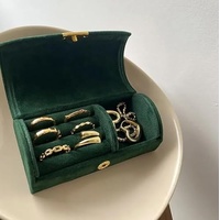 Kompaktes Samt-Schmuckkästchen für Damen-Praktische Schmuckbox für Ringe, Ohrringe und Halsketten, Home Organizer und perfekt für Reisen in Grün