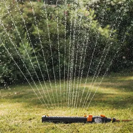 Fiskars Oszillierender Sprinkler Universalgröße 17 x 21 m schwarz/orange