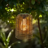 Spetebo Solar Hängeleuchte in Rattan Optik mit led Glühbirne - 20 cm - Gartenlaterne warmweiß beleuchtet zum Hängen und Stellen