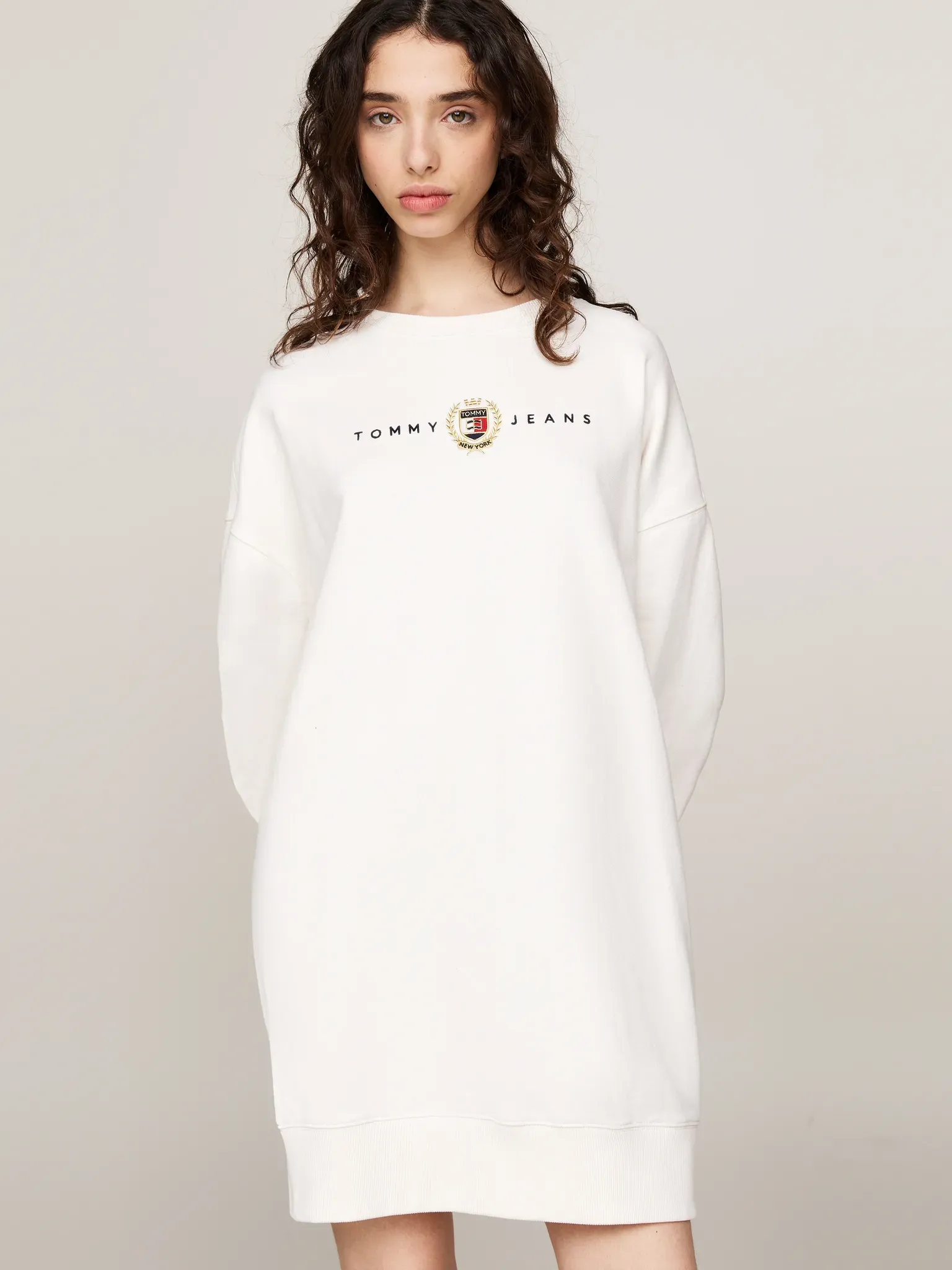 Tommy Jeans Jerseykleid »TJW CREST LINEAR CREW DRESS EXT«, mit Linear Logoschriftzug TOMMY JEANS ancient white M (38)