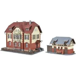 KIBRI 39315 H0 Eisenbahner-Wohnhaus mit Baugerüst und Nebengebäude