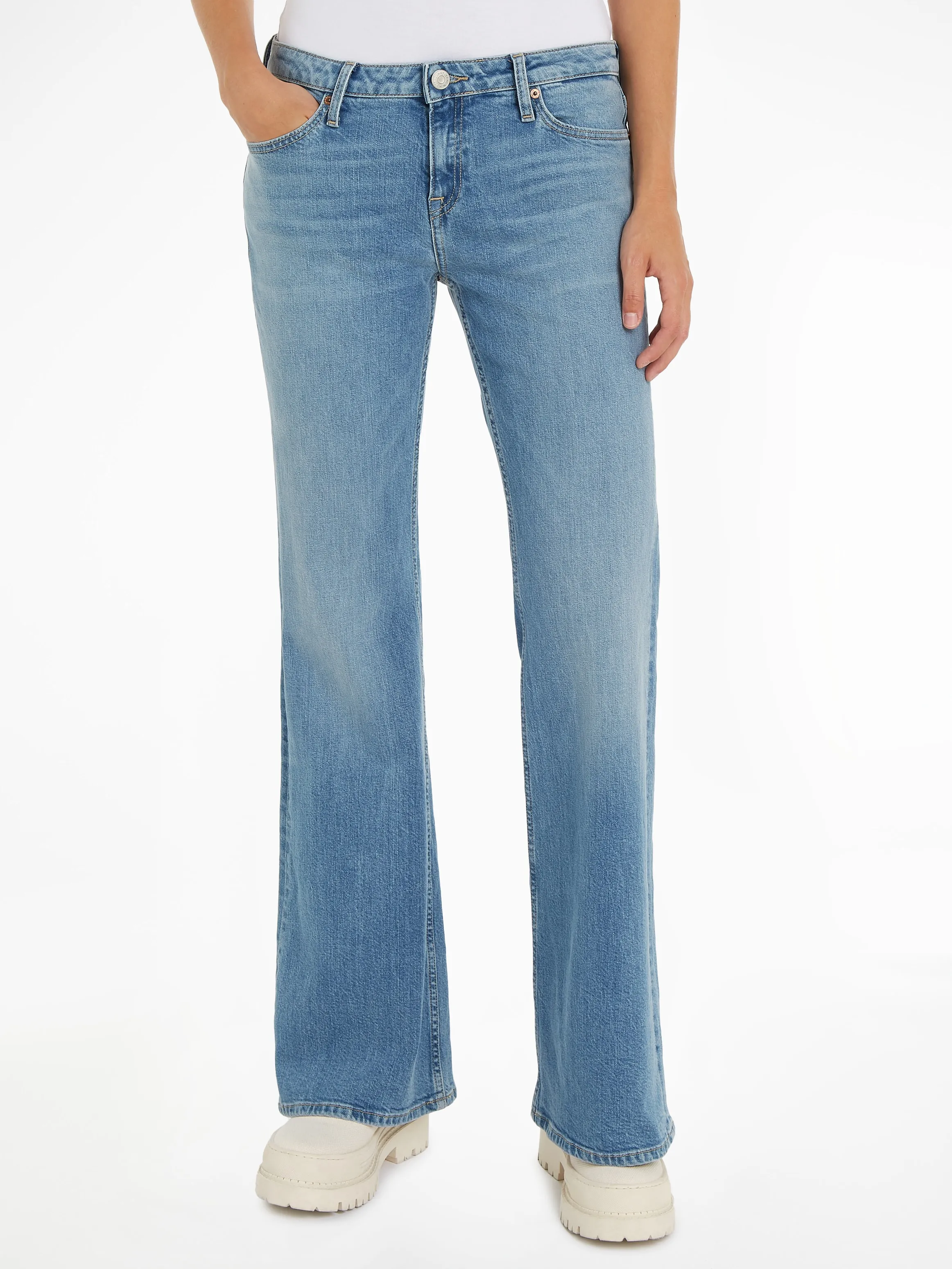 Bequeme Jeans TOMMY JEANS Gr. 31, Länge 30, blau (denim medium) Damen Jeans Bootcut mit Ledermarkenlabel