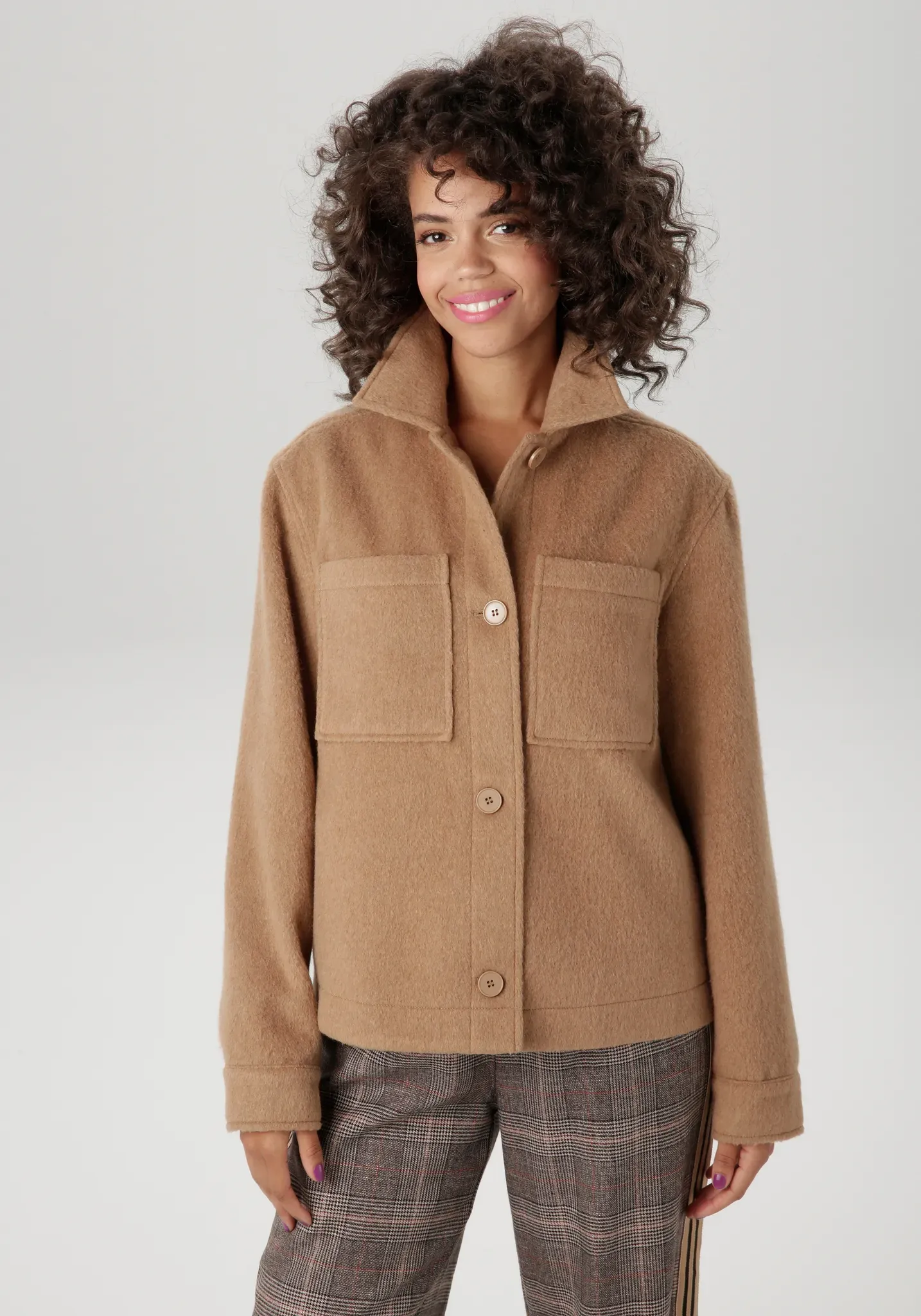 Fleecejacke ANISTON CASUAL, Damen, Gr. 38, braun (camelfarben), Fleece, Obermaterial: 90% Polyester, 10% Wolle. Futter: 100% Polyester, aufgeraut, unifarben, lässig geschnitten hüftlang, 1-Knopf-Manschette, Jacken Fleecejacke, mit tonigen Knöpfen zu schließen