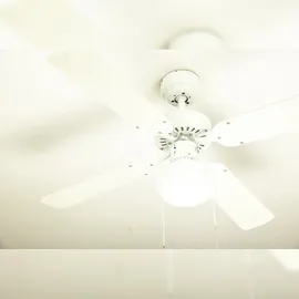 Westinghouse Vegas 105 cm Deckenventilator weiß/kiefer mit Licht