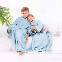 DecoKing Kinder Decke mit Ärmeln 90x105 cm Hellblau Microfaser TV Decke Kuscheldecke Weich Fleecedecke Kiddo