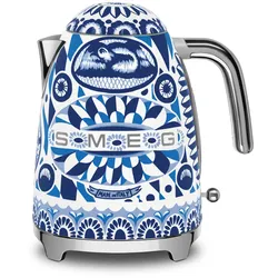 SMEG KLF03DGBEU Dolce & Gabbana Blu Mediterraneo, 1,7 I Wasserkocher, Soft Opening Kannenverschluss, Anti-Kalkfilter, 2400 W