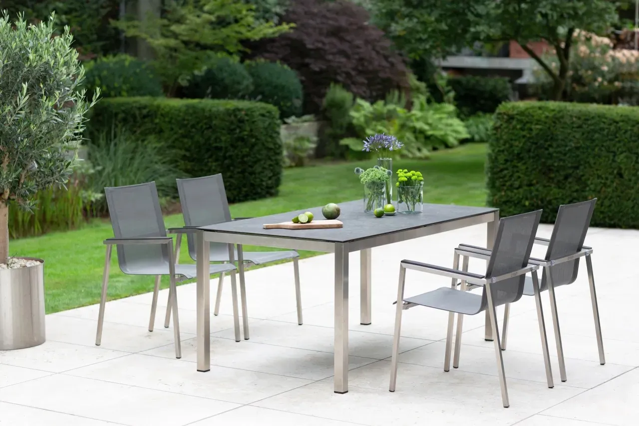 Niehoff Set Urban - Das Set besteht aus: 1 x Tisch Urban, 4 x bzw. 6 x Stapelsessel Urban + Schut...