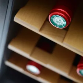 h.koenig AGE8 Weinkühlschrank / 8 Flaschen/Temperatur von 11°C bis 18°C/LED-Temperaturanzeige/Holzlagerböden, Schwarz....