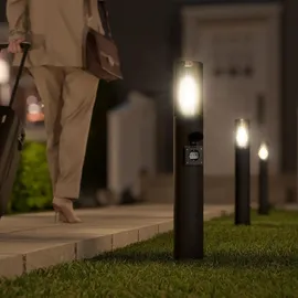 SSC-LUXon VARDA Außen Wegeleuchte mit Steckdose E27 Standleuchte schwarz Höhe 50cm - Außenleuchte Stehlampe mit Strom Anschluss 230V