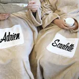 CADEAUX.COM Doppelte Kuscheldecke mit Ärmeln - personalisiert mit Vornamen - TV-Decke, 150 x 240 cm XL - Personalisierbares Geschenk