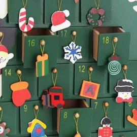 DEUBA Adventskalender Weihnachtsmann zum Befüllen 24 Türchen