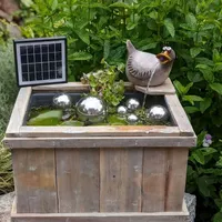 Miniteich Komplettset mit Solar-Wasserspeier Ente Holzkiste 42x32x23cm inkl. 6 Schwimmkugeln