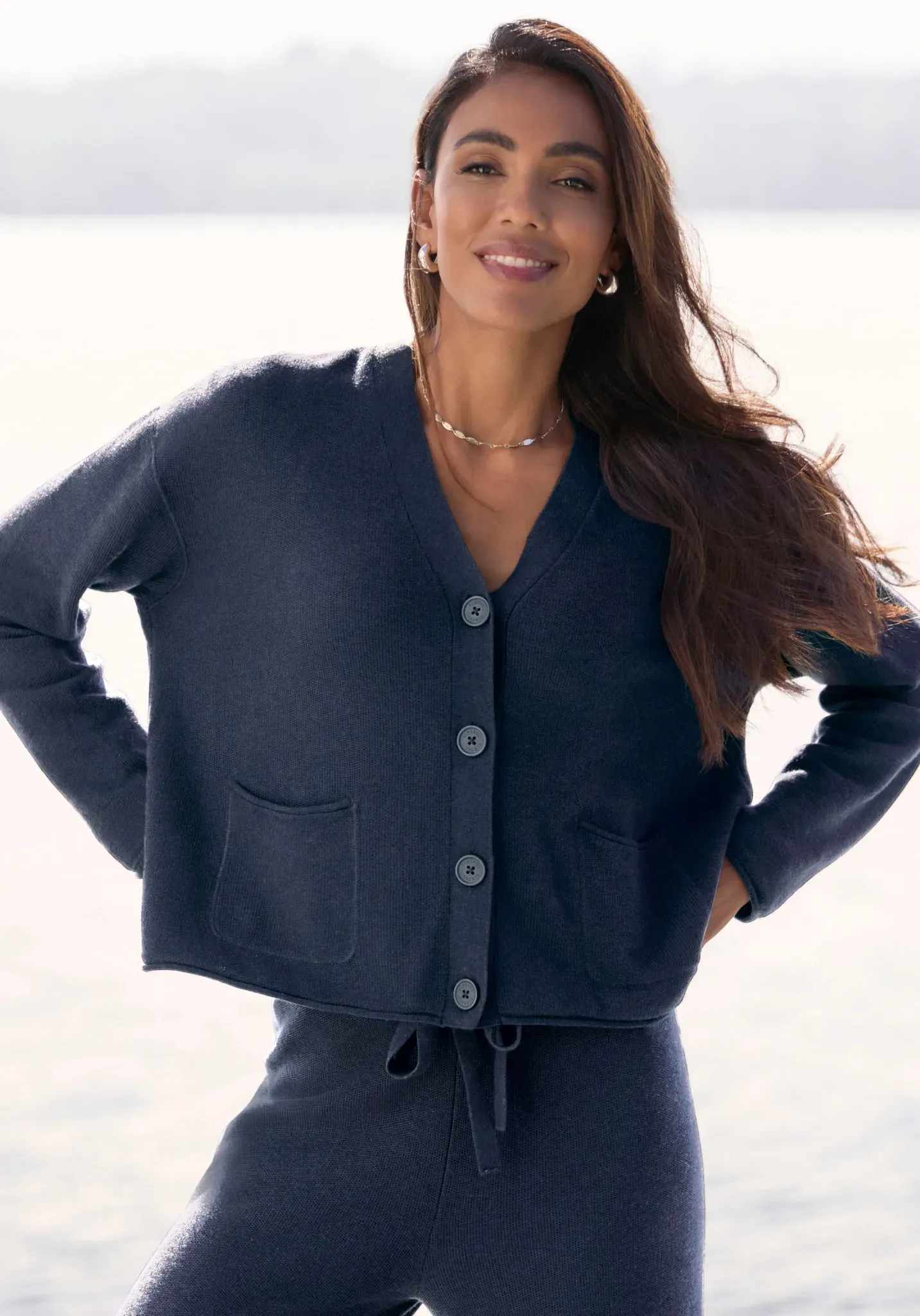 Strickjacke ELBSAND, Damen, Gr. 32/34, marine, Feinstrick, Obermaterial: 55% Baumwolle, 45% Nylon, unifarben, figurumspielend hüftlang, tiefer V-Ausschnitt, Rollsäume, Strickjacken Strickjacke, aus hochwertigem Feinstrick, Loungewear, Topseller