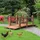 Costway Holzbrücke Gartenbrücke Teichbrücke Zierbrücke mit Geländer 150 x 67 x 55 cm Braun