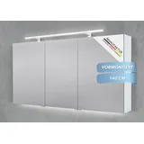 Intarbad Badezimmerspiegelschrank 3-türiger Spiegelschrank mit MULTI LED Acryl Aufsatzleuchte, dimmbar (Doppelspiegeltüren, Holz-/ Lackdekore, Maße von 120 bis 140 cm wählbar, Höhe 70 cm, Glasfachböden, Magnetleiste & Kosmetikspiegel Ø 12 cm) Vormontierte Lieferung, Floatglas, 160 kg Traglast, Made in Germany weiß 140 cm x 70 cm x 13,5 cm
