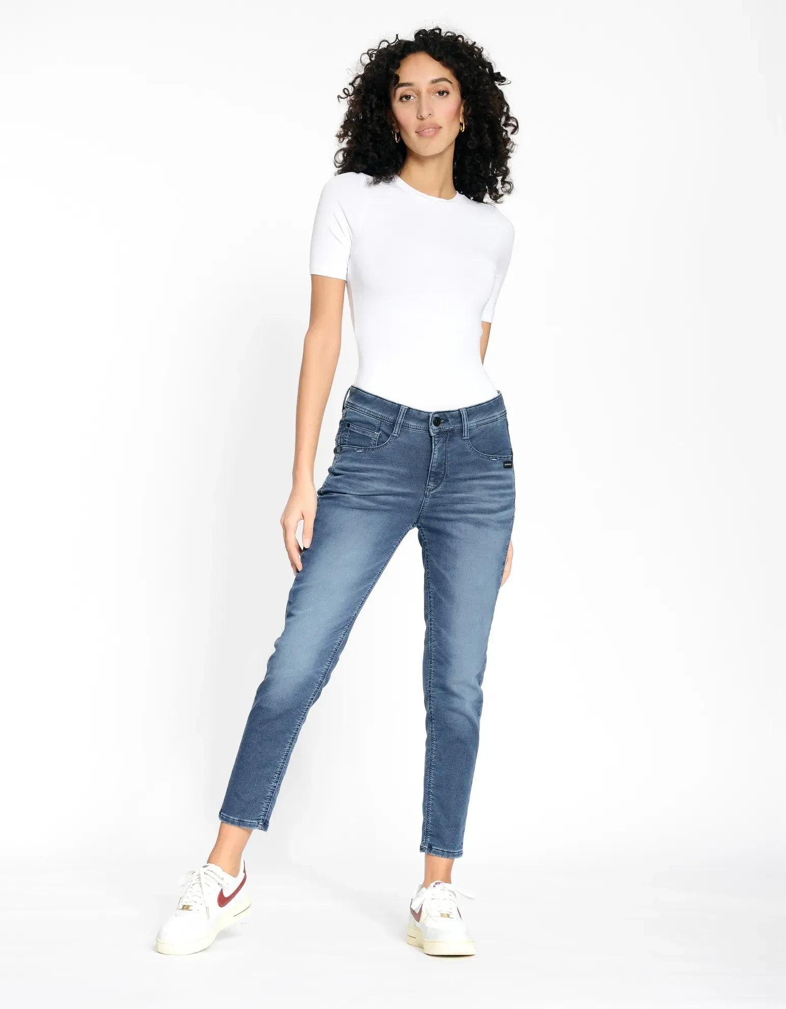 5-Pocket-Hose GANG "94AMELIE CROPPED", Damen, Gr. 27, N-Gr, blau (soft fade), Web, Obermaterial: 61% Baumwolle, 35% Polyester, 4% Elasthan, washed, casual, relaxed fit knöchelfrei, Hosen, im cropped Fit