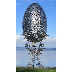 Casa Padrino Luxus Barock XXL Edelstahl Garten Skulptur Ei Silber 107 x 95 x H. 200 cm - Riesige XXL Garten Deko - Luxus Outdoor Deko - Luxus Garten Deko Accessoires