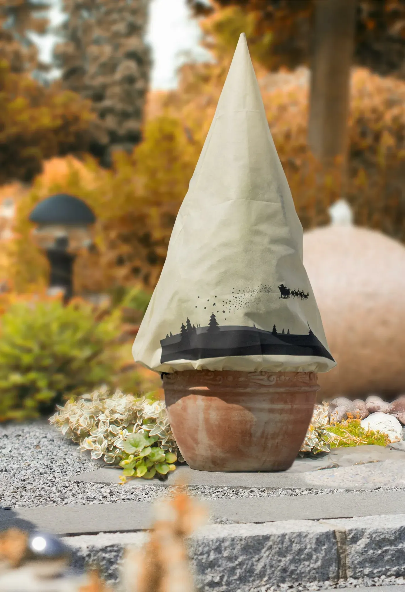 Vlieshaube mit Weihnachtsaufdruck in Kegelform - Winterschutzhaube
