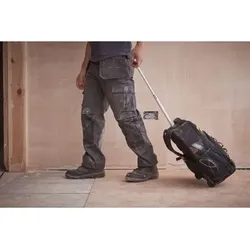 Essential Rucksack mit Teleskopgriff