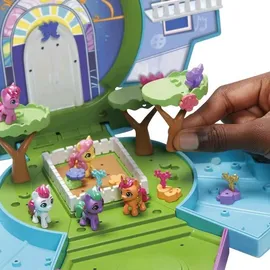 Hasbro My Little Pony Mini World Magic Mini-Kristallspielhaus, Spielset mit 5 Sammelfiguren, 3 cm