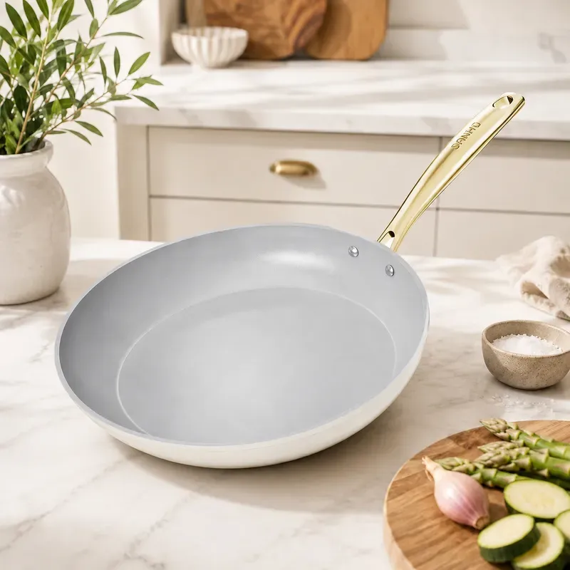 Sanho Keramik-Bratpfanne 26 cm | Diamant-Titanium Antihaftbeschichtung für Induktion | PFAS-, PFOA-, PTFE-, blei- und cadmiumfrei | Für alle Herdarten geeignet | Backofenfest bis 260 °C & spülmaschinenfest | Beige-Weiß