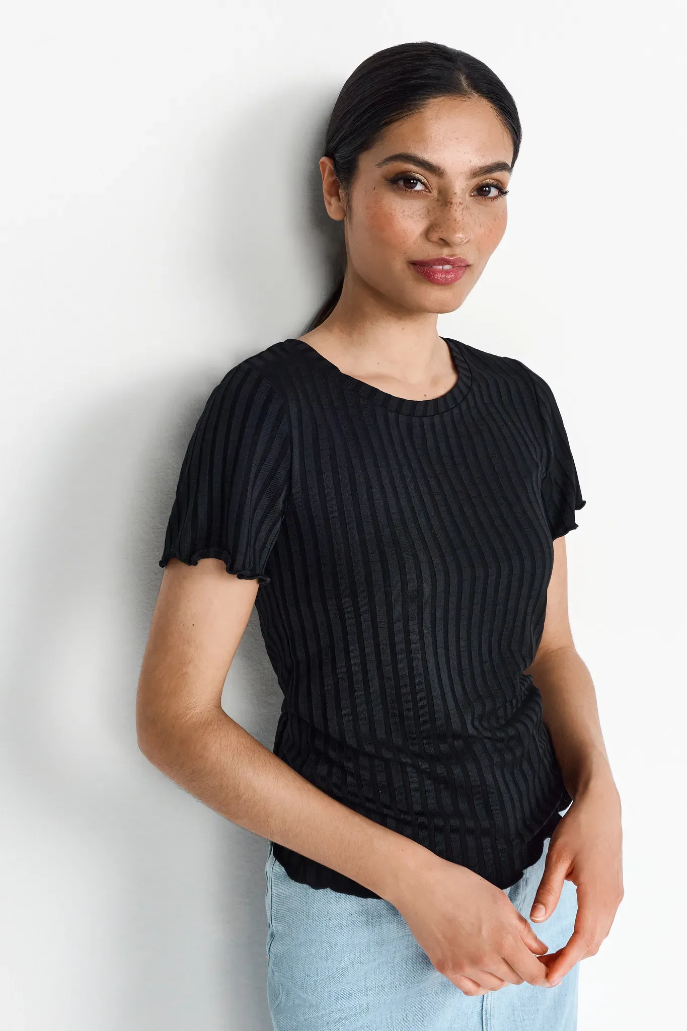 Kurzarmshirt RICHROYAL, Damen, Gr. XS, schwarz, Single Jersey, Obermaterial: 97% Baumwolle, 3% Elasthan, figurbetont normal, tiefer Rundhals, eingesetzt,Ärmel ohne Ärmelschlitz gewellter Abschluss, Shirts, Mit gewelltem Saum an Rumpf und Ärmeln