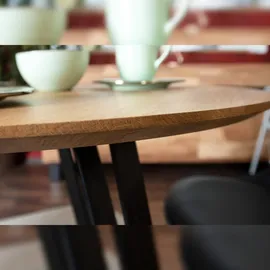 möbelliebling Sam Runder Esszimmertisch massiv Eiche Schweizer Kante 90 cm Hairpin schwarz DREAM
