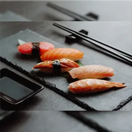 eGenuss Schieferplatten 6er-Set – Servierplatten aus Naturschiefer, schwarze Dessertteller & Sushi-Teller Gastronomie Catering – rechteckig 30x20 cm