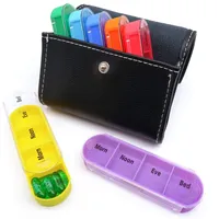 Tablettenbox 7 Tage 28 Fächer Deutsch-Medikamentenbox Reise Morgens Mittags Abends Nachts mit PU Leder Etui Pillendose Tragbar Medikamentendosierer Pillenbox 4 Fächer/Tag