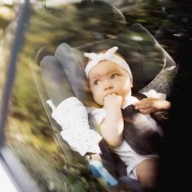 fablekids Kinderautositz mit Isofix | Autokindersitz ab 15 M. | Autositz für Kinder 76-150cm | 3-Punkt-Gurt | ECE R129/03 | Grau