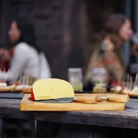 Relaxdays Käsebrett mit Käsemesser Set, Bambus Käseplatte mit Schiefer & Käsebesteck, B x T: 25 x 17 cm, Natur/schwarz