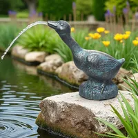 Arnusa Solar Wasserspeier – Teichfigur mit Solarpumpe & Wasserspiel – Gartendeko aus Polyresin in Kupfer-Optik – Solarbrunnen für Gartenteich & Wasserlauf (Ente 24,5x12x24 cm)