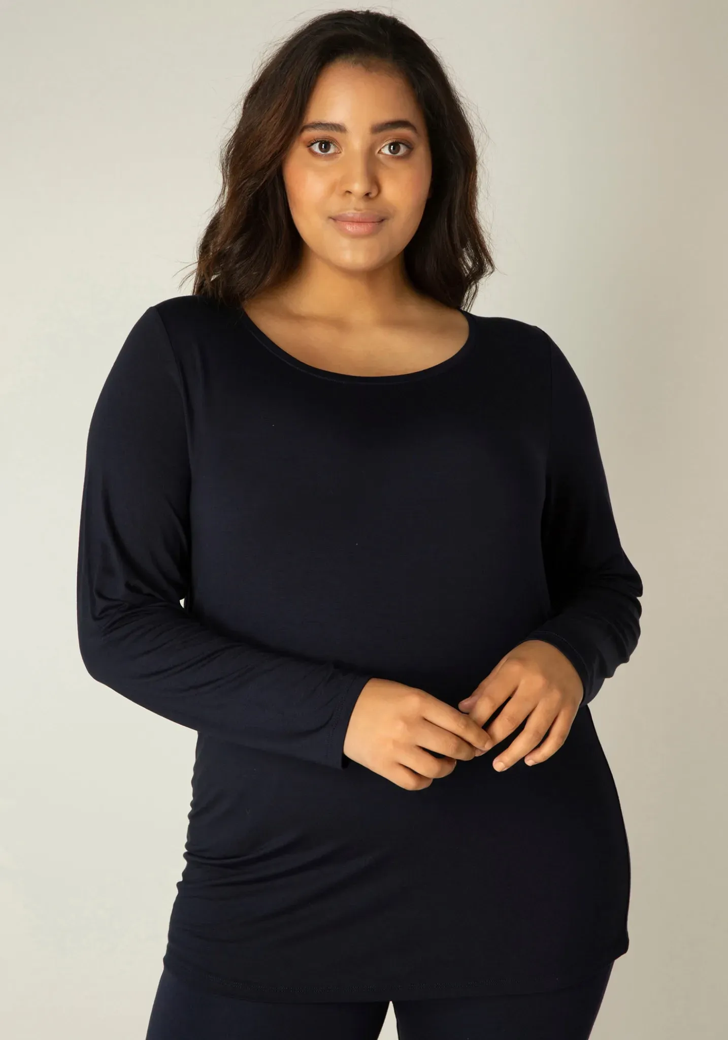 Langarmshirt BASE LEVEL CURVY, Damen, Gr. 54 (56), blau (dunkelblau), Web, Obermaterial: 96% Viskose, 4% Elasthan, unifarben, regular fit hüftbedeckend, Rundhals, Shirts Langarmshirt, mit Rundhalsausschnitt