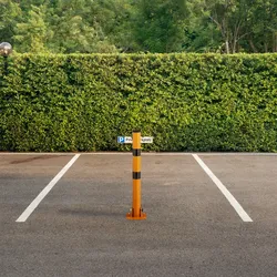 Relaxdays Absperrpfosten, klappbar, Stahl, Parkplatz Absperrung, H 65 cm, abschließbar, runder Parkpfosten, gelb/schwarz