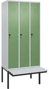 C+P Spind Classic PLUS, Bank, 3 Abteile, 2120x900x815mm, 7035/6011 Verschluss Sicherheits-Drehriegel 4 Garderobenhaken Trennwand mittig Dekor Banklatten RAL 7035 Lichtgrau Sitzbanktyp auskragend