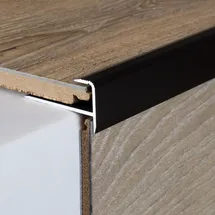 PROVISTON | Einschubprofil | Aluminium eloxiert | Bronze Dunkel | Breite 37 mm | Höhe 10.3 mm | Länge 1000 mm | Gebohrt | Abschlussprofil | Einfassprofil | Abschlussleiste | Bodenprofil | 1 Stück