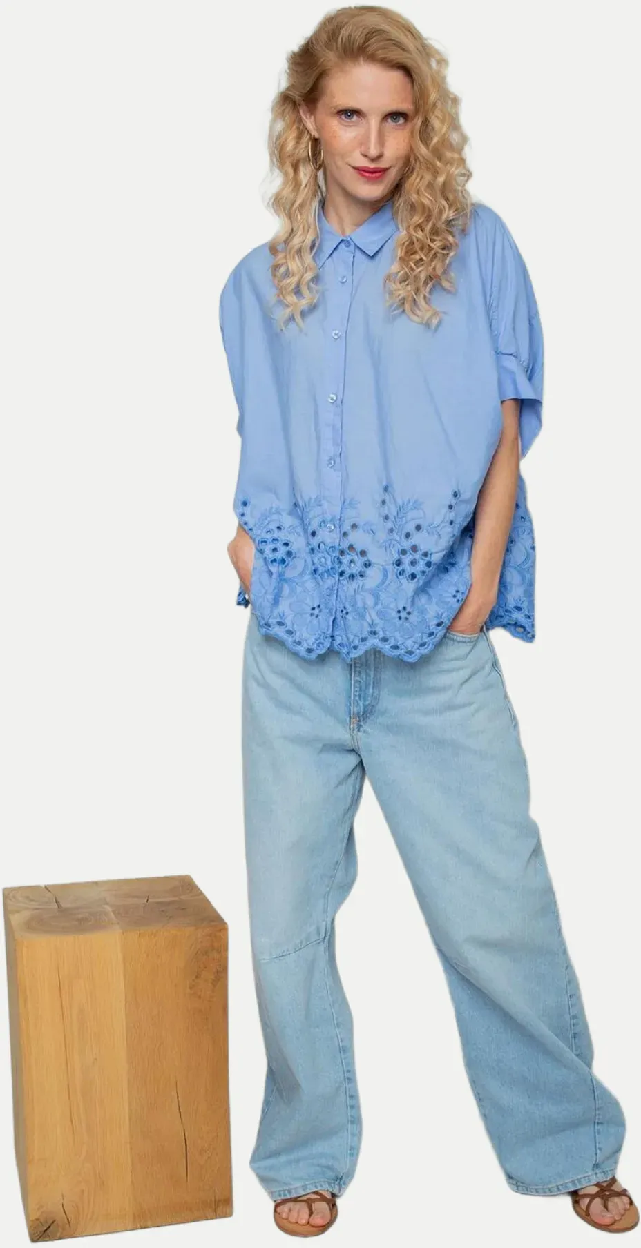 Oversized Bluse mit Lochstickerei Blau S/M