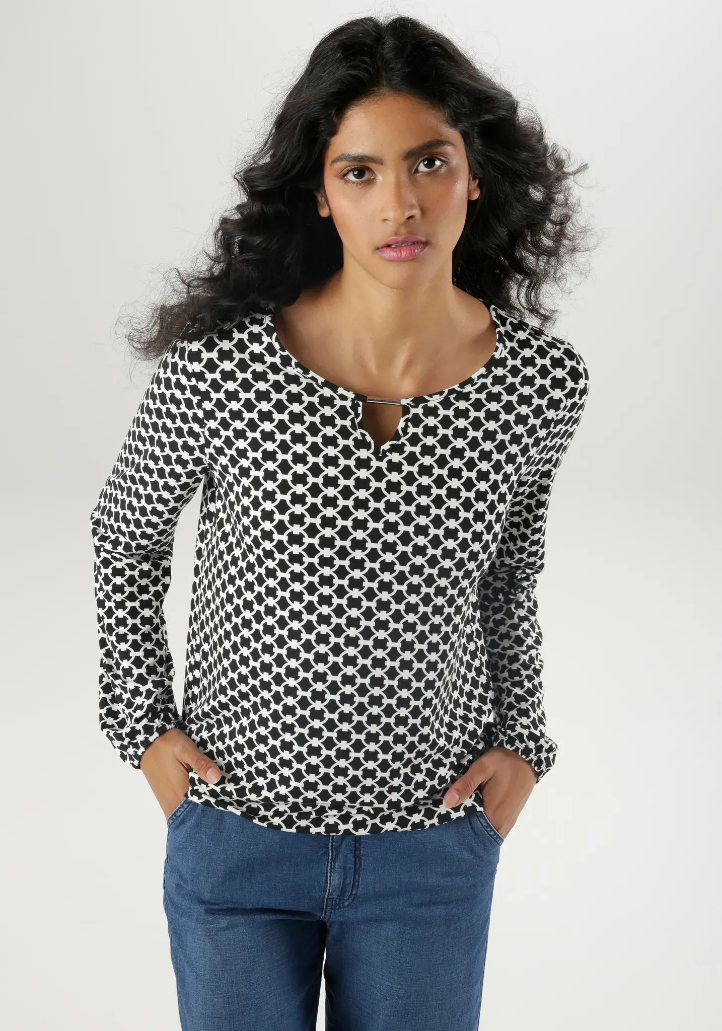 Langarmshirt ANISTON SELECTED, Damen, Gr. 40, schwarz-weiß (schwarz, weiß), Single Jersey, Obermaterial: 95% Viskose, 5% Elasthan, bedruckt, gemustert, figurumspielend hüftbedeckend, Rundhals, mit Gummizug, Shirts Langarmshirt, mit Schmuckstäbchen und Cut-Out am Ausschnitt