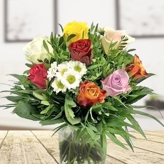 Bunter Blumenstrauß mit neun Rosen und weißen Santinis # Blumensträuße versenden mit Grußkarte