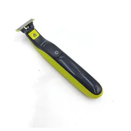 Philips OneBlade Face & Body Elektrischer Bartschneider, Rasierer und Bodygroomer zum Trimmen, Stylen und Rasieren, 3x Original-Klingen, 1x 5-in-1 Trimmaufsatz, 2x Körperaufsätze, QP2824/30