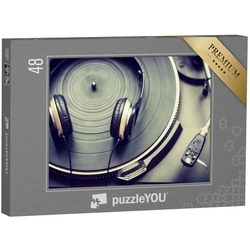 puzzleYOU Puzzle Kopfhörer auf einem Plattenspieler, 48 Puzzleteile, puzzleYOU-Kollektionen Musik, Menschen